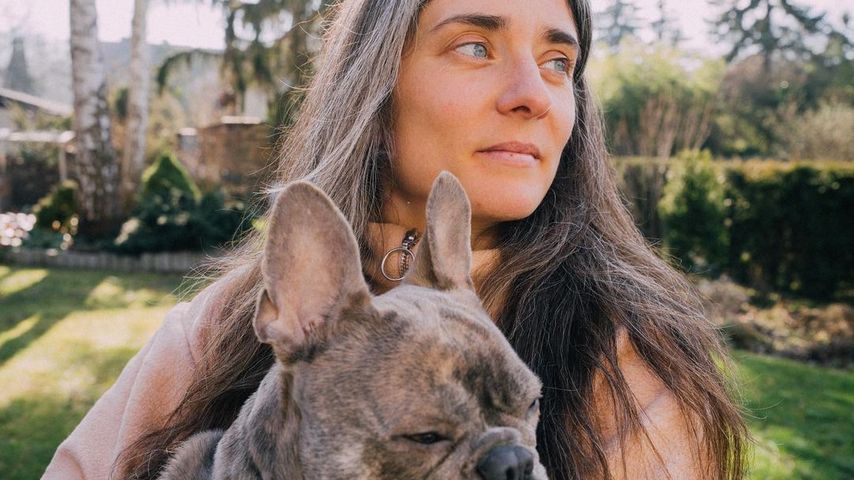 Pauline Petszokat mit ihrem Hund Gustav