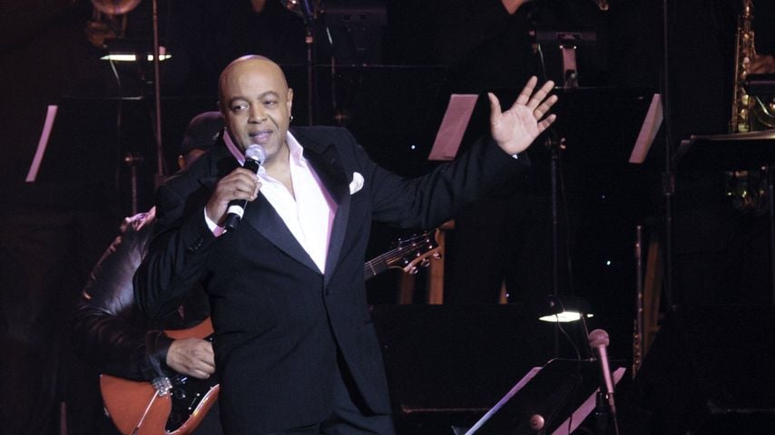 Peabo Bryson performt bei den NABOB Awards im Omni Shoreham Hotel in Washington, D.C., 2010