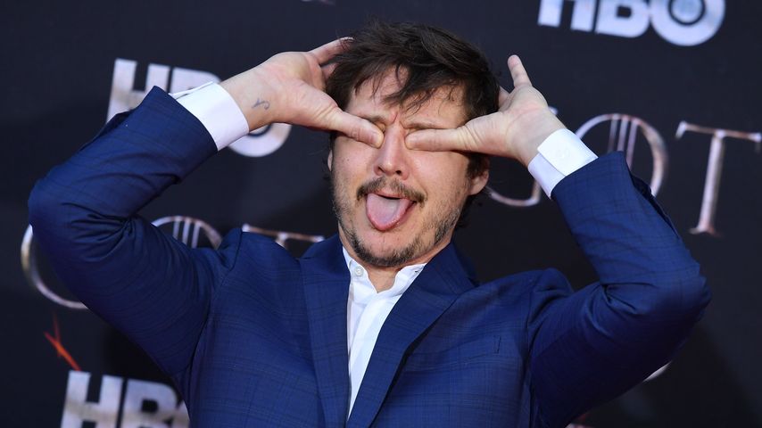 Pedro Pascal stellt bei der Premiere der Finalstaffel "Game of Thrones" in New York Todesszene nach