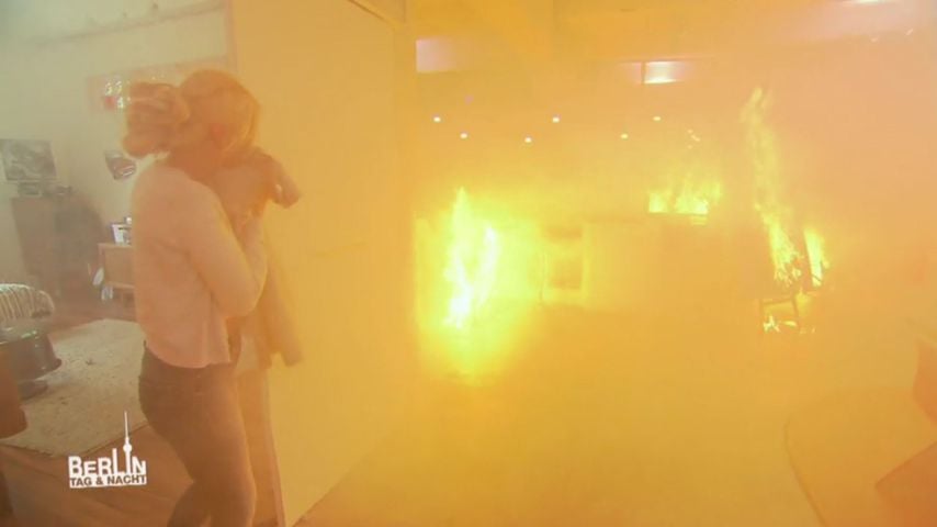 Peggy (Katrin Hamann) beim "Berlin - Tag & Nacht"-WG-Brand