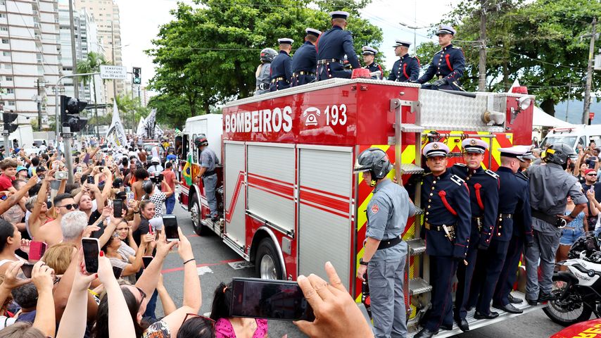 Pelés Sarg in einem Feuerwehrauto