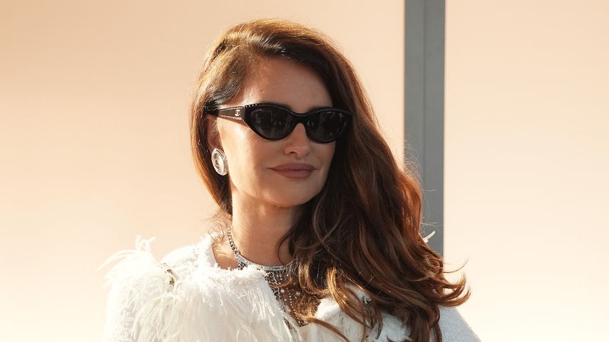 Penélope Cruz begeistert in Hongkong im Feder-Look in weiß