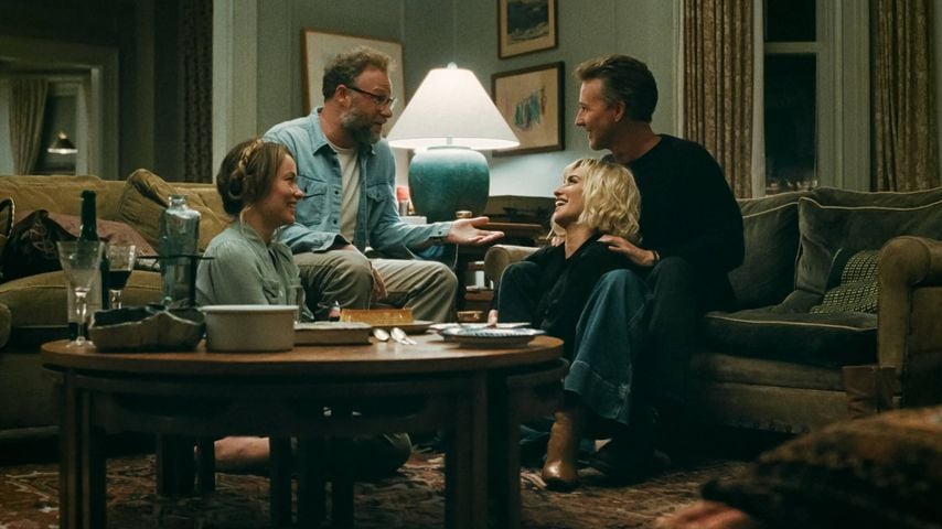 Edward Norton, Penélope Cruz, Seth Rogen und Olivia Wilde in einer Szene aus "The Invite", 2026