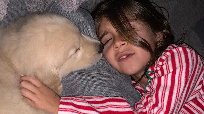 Kourtney Kardashians Tochter Penelope mit ihrem neuen Welpen