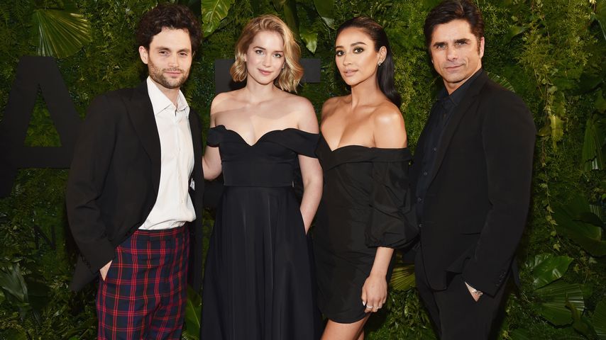 Penn Badgley, Elizabeth Lail, Shay Mitchell und John Stamos bei den A+E Upfronts in NYC im März 2018