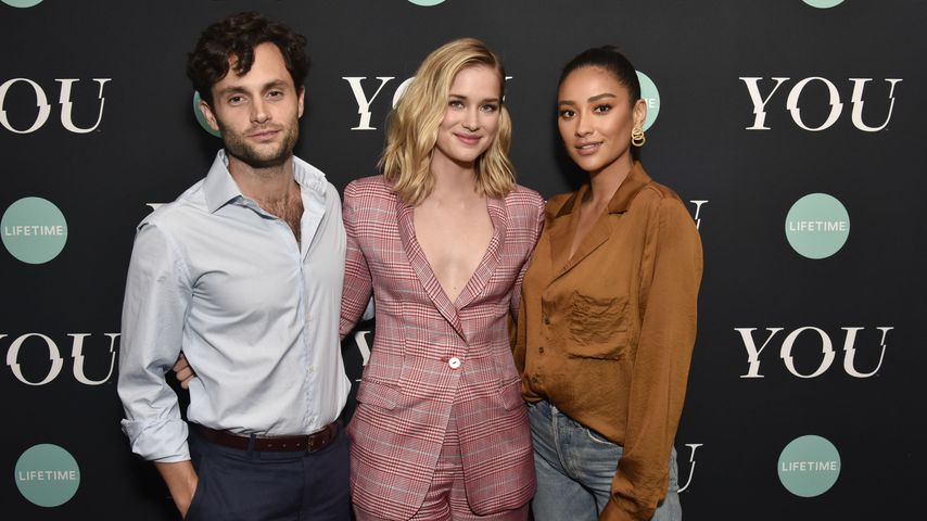 Penn Badgley, Elizabeth Lail und Shay Mitchell auf einer Premiere von "You" in New York
