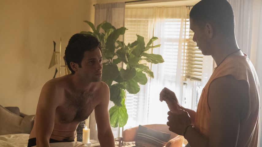 Penn Badgley und Charlie Barnett in "You"