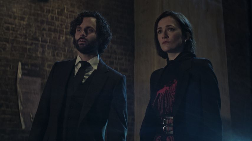 Penn Badgley und Charlotte Ritchie in "You"