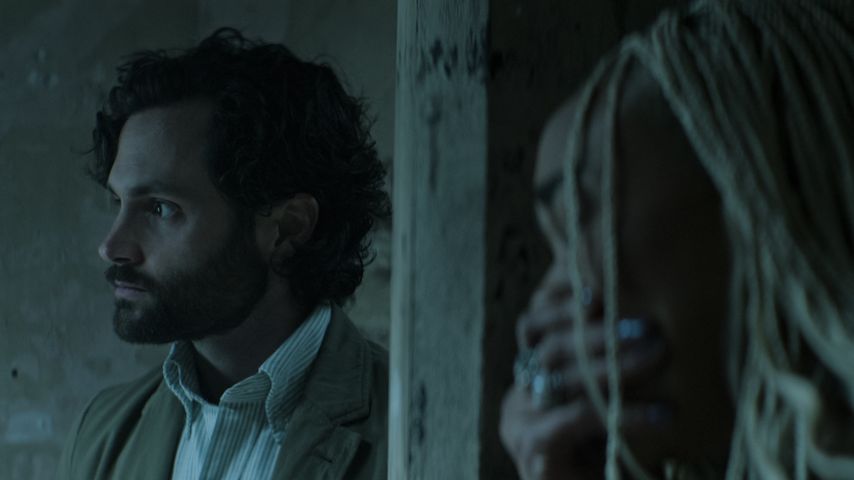 Penn Badgley und Tati Gabrielle in "You"