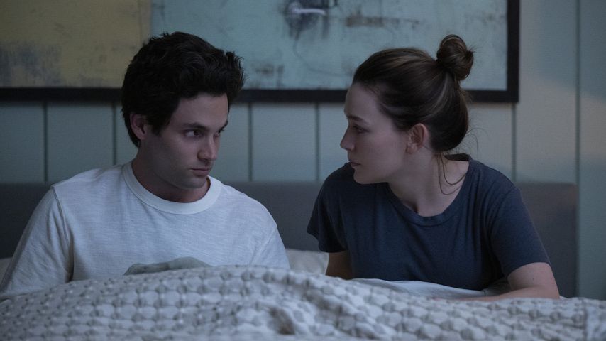 Penn Badgley und Victoria Pedretti in "You"