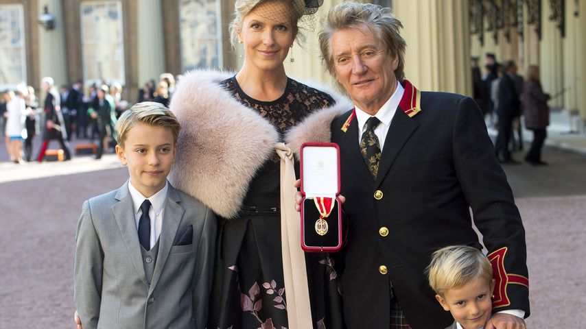 Penny Lancaster und Rod Stewart mit ihren Söhnen bei Rods Auszeichnung zum Knight Bachelor in London