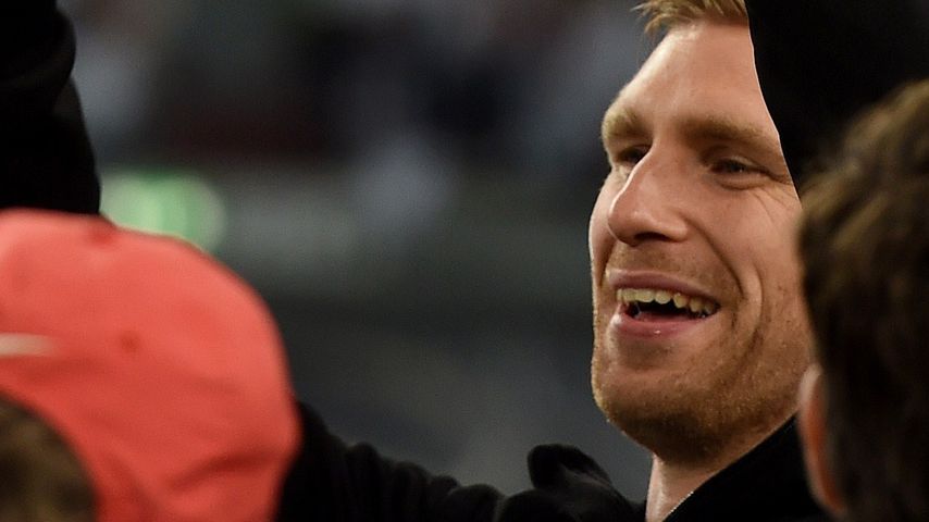 Per Mertesacker & Horst Eckel übergeben WM-Pokal an Musical