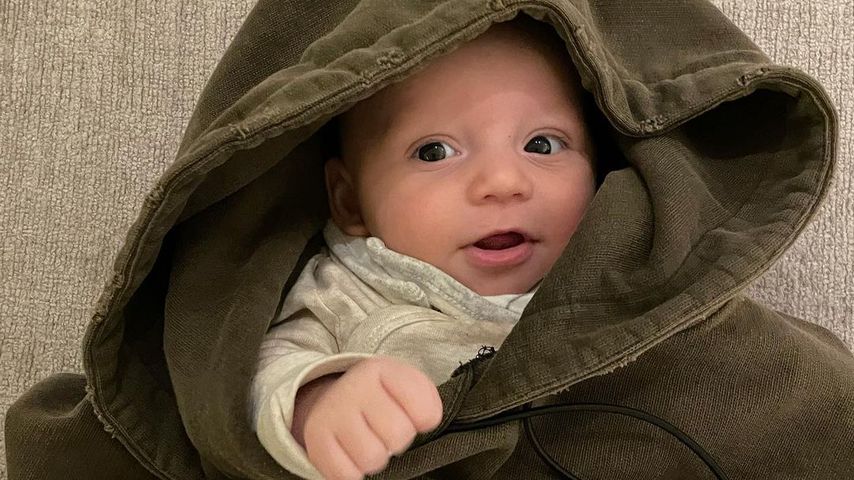Perrie Edwards' Sohn Axel im übergroßen Hoodie