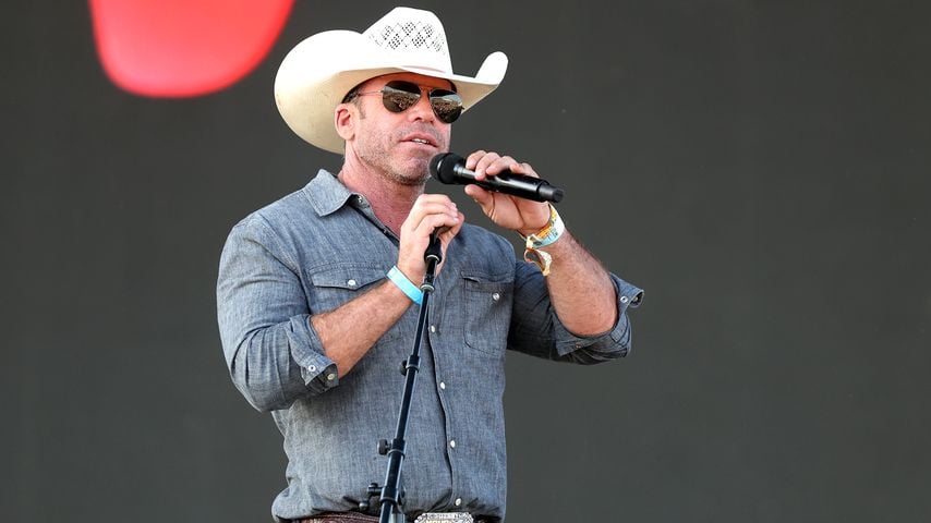 Auf dem Stagecoach Festival 2023 spricht eine Person auf der Bühne