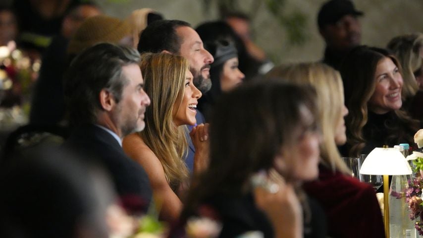 Jennifer Aniston neben Jim Curtis bei ELLEs Women in Hollywood Celebration 2025 in Los Angeles