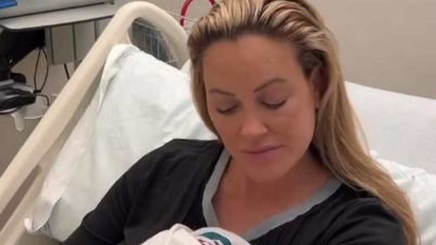 Peta Murgatroyd mit ihrem Sohn Rio im Krankenhaus