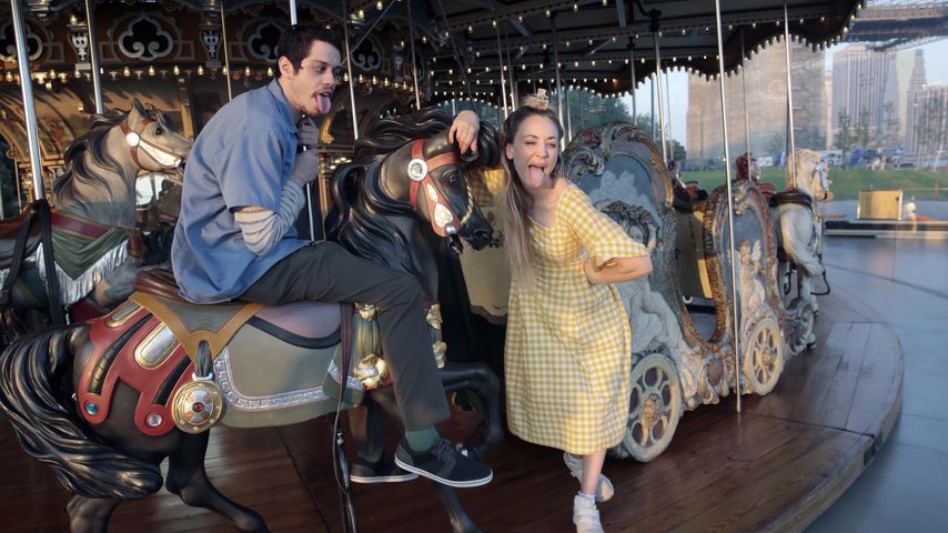 Pete Davidson und Kaley Cuoco am Set von "Meet Cute"