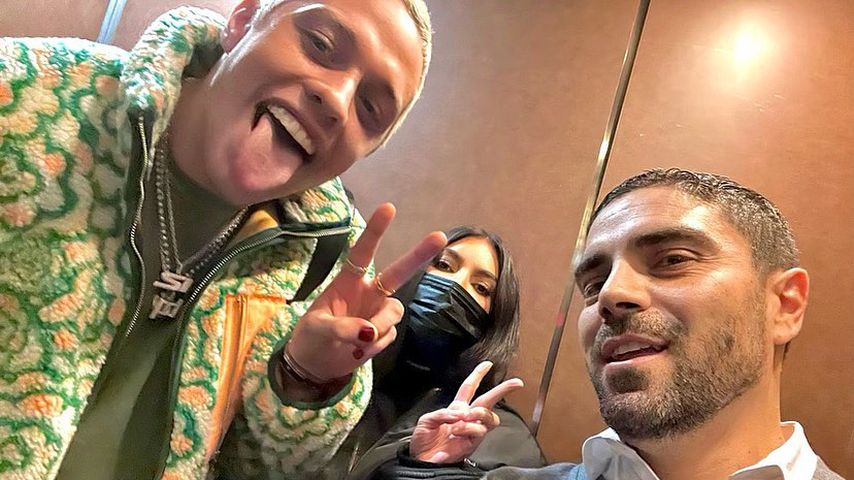 Pete Davidson und Kim Kardashian mit einem Fan