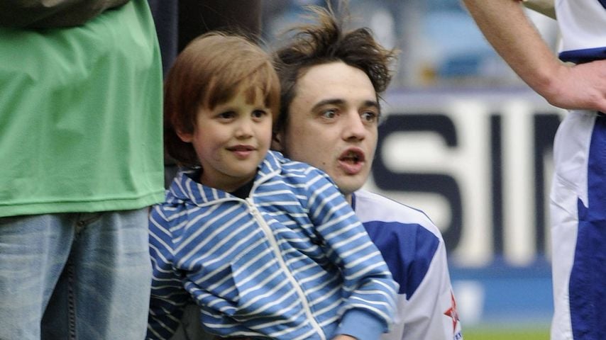 Musiker Pete Doherty mit seinem Sohn Astile im Mai 2008 in London
