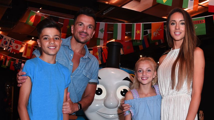 Video: Peter Andre fällt von der Bühne