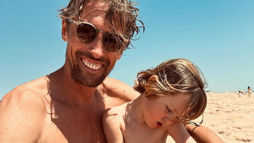 Peter Crouch mit einem seiner Kinder