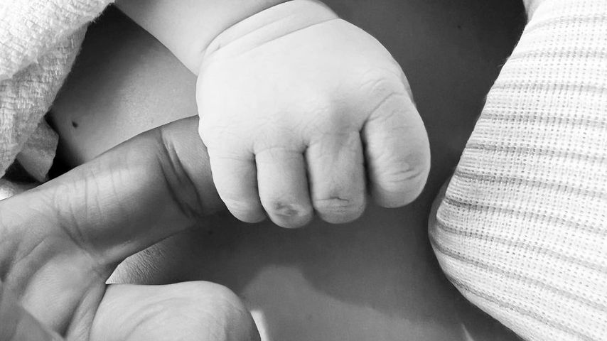 Peter Facinelli zeigt die Hand seines Babys