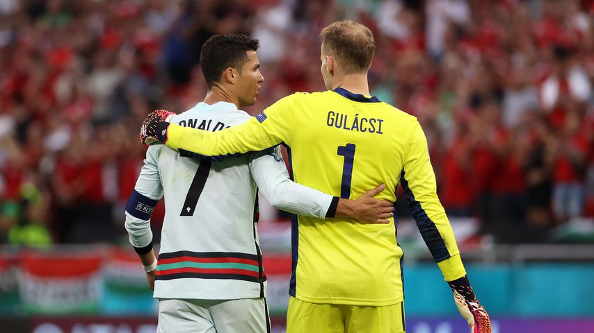 Cristiano Ronaldo und Péter Gulácsi nach einem EM-Spiel 2021