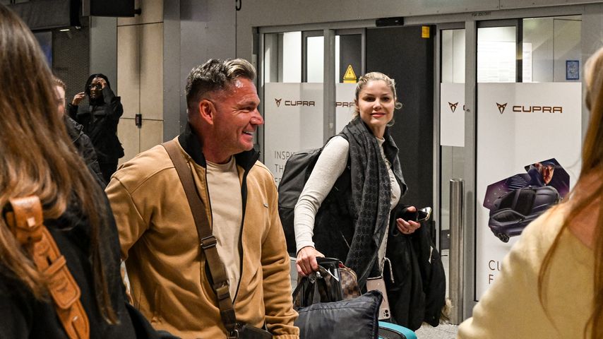 Peter Klein und Yvonne Woelke am Flughafen