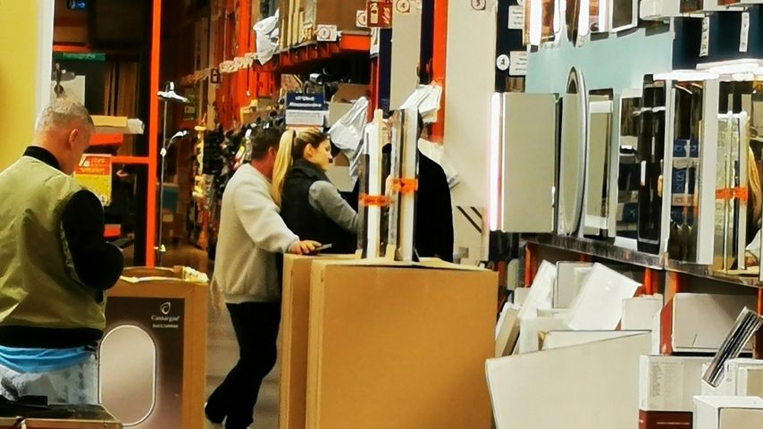 Peter Klein und Yvonne Woelke im Baumarkt, April 2023