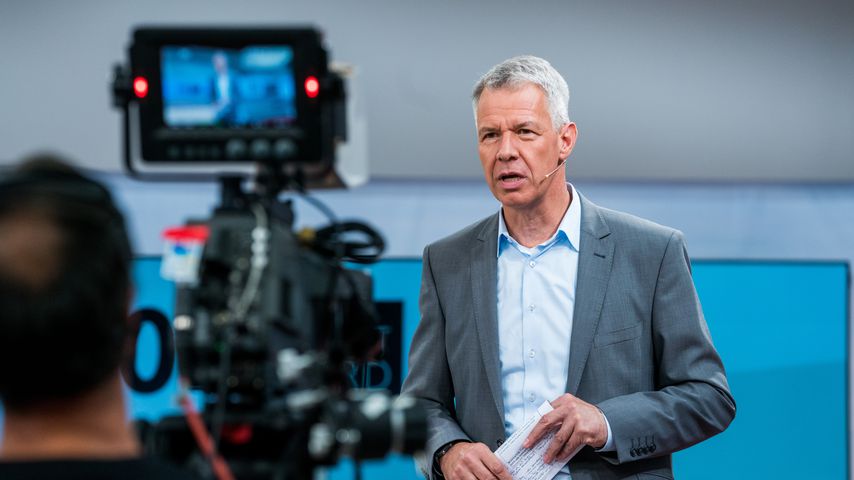 Peter Kloeppel in einem TV-Studio von "RTL"