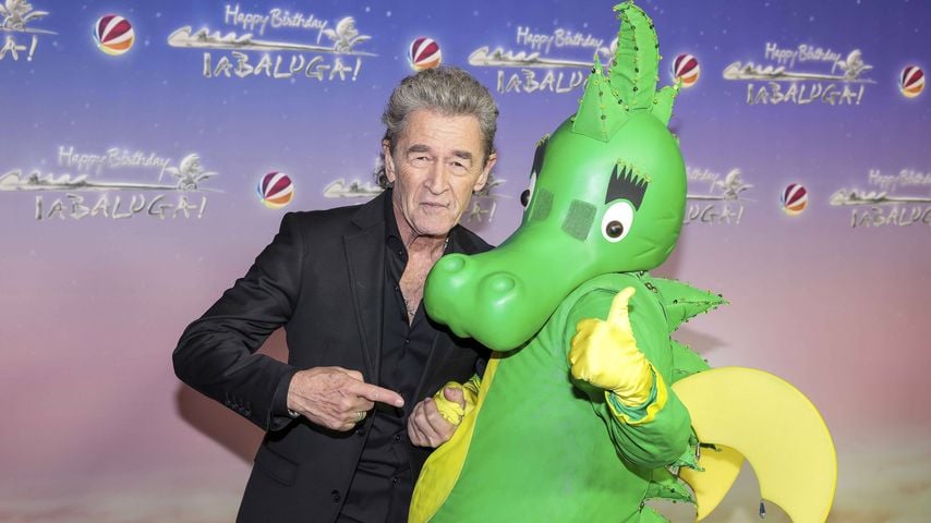Peter Maffay mit Tabaluga bei der Sat.1-Gala "Happy Birthday Tabaluga!" im Zoo Palast Berlin, 27.03.2023