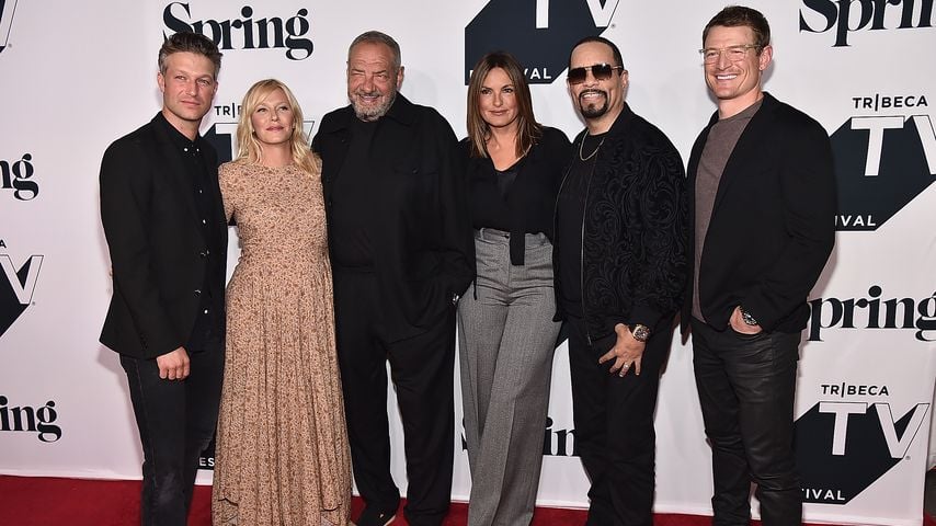 Peter Scanavino, Kelli Giddish, Dick Wolf, Mariska Hargitay, Ice-T und Philip Winchester