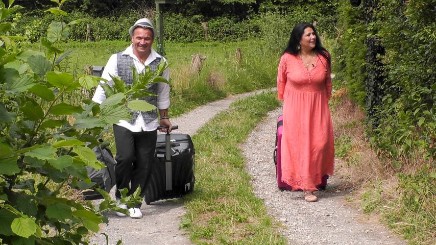 Peter und Iris Klein beim Einzug in "Das Sommerhaus der Stars"