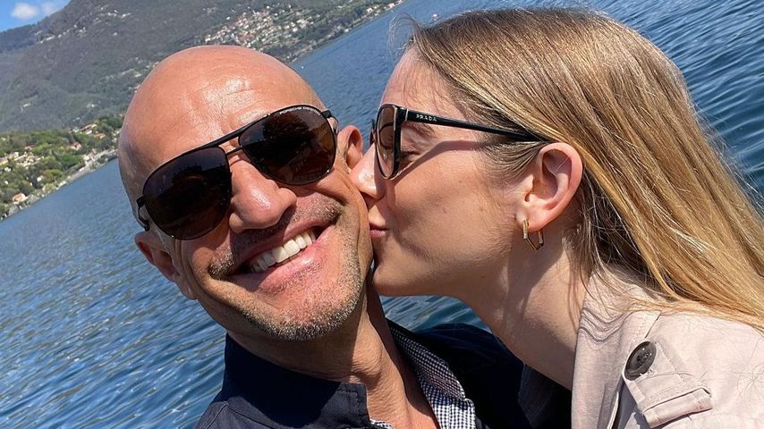 Peyman Amin und Sandra Apfelbeck machen ein Selfie