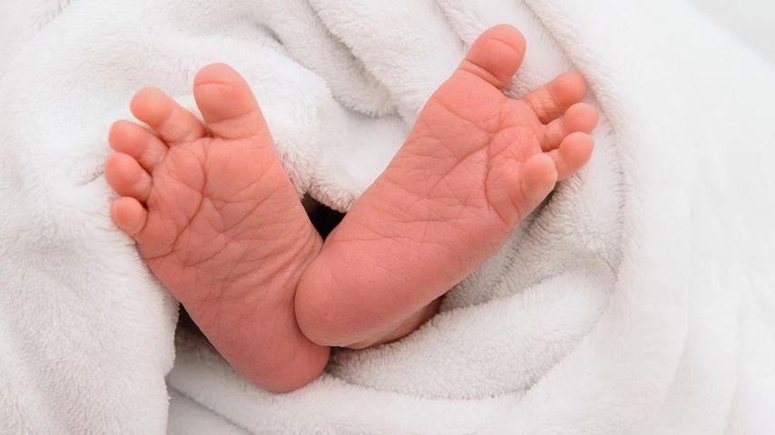 Peyman Amin zeigt die Füße seines Babys