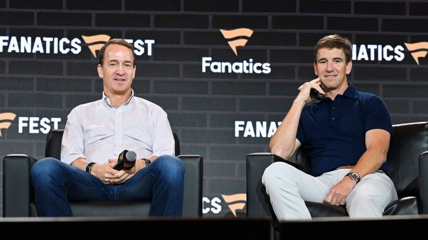 Peyton Manning und Eli Manning sprechen bei der Fanatics Fest NYC 2025 im Javits Center in New York City