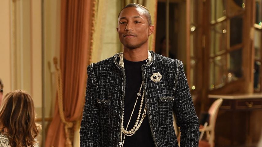 Sänger  Pharrell Williams als Model auf der "Collection des Métiers d'Art"-Show in Paris