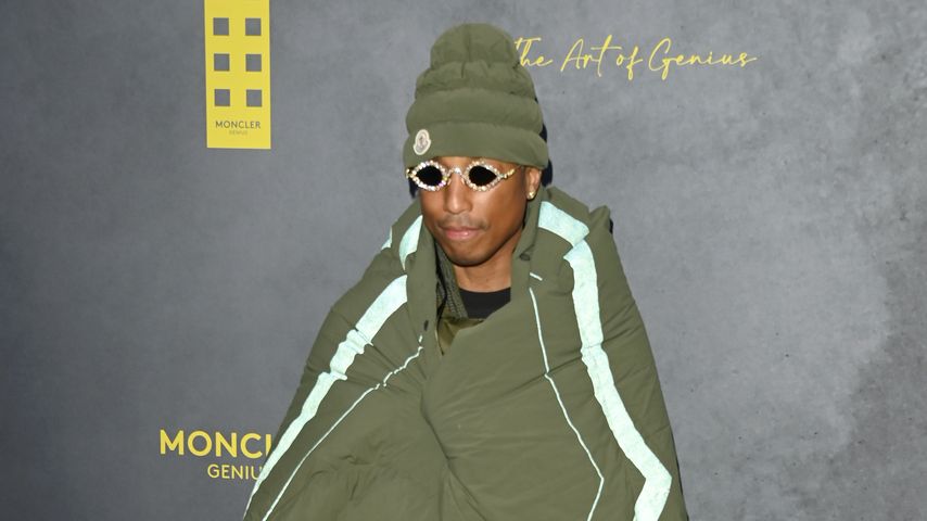 Skurril: Pharrell Williams bei Fashion Week in Decke gehüllt