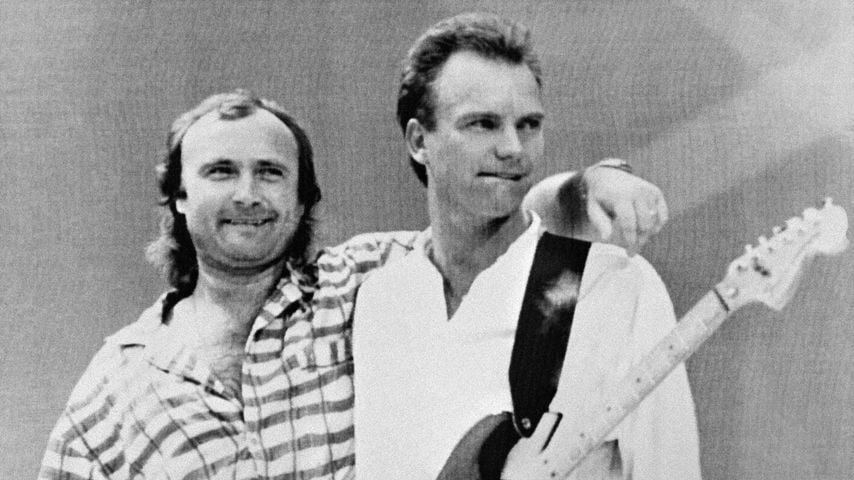 Phil Collins und Sting nach ihrem Auftritt beim Live-Aid-Konzert im Wembley-Stadion, London, am 13. Juli 1985