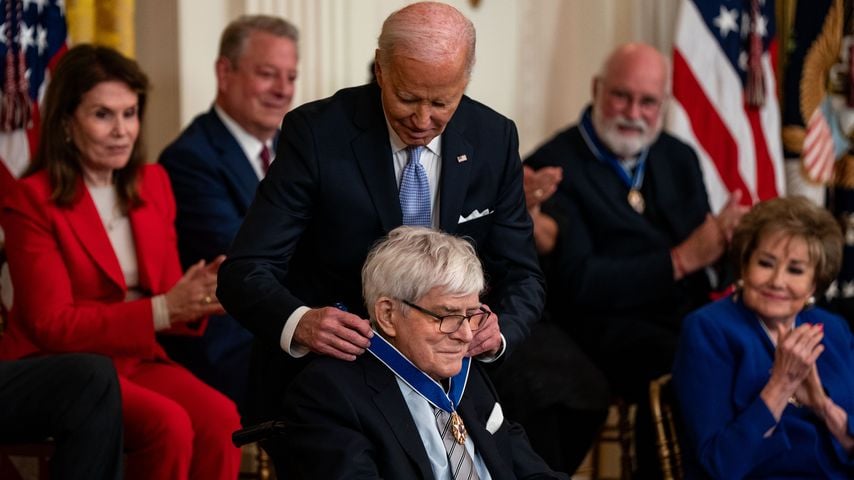 Joe Biden und Phil Donahue, Verleihung der Presidential Medal of Freedom