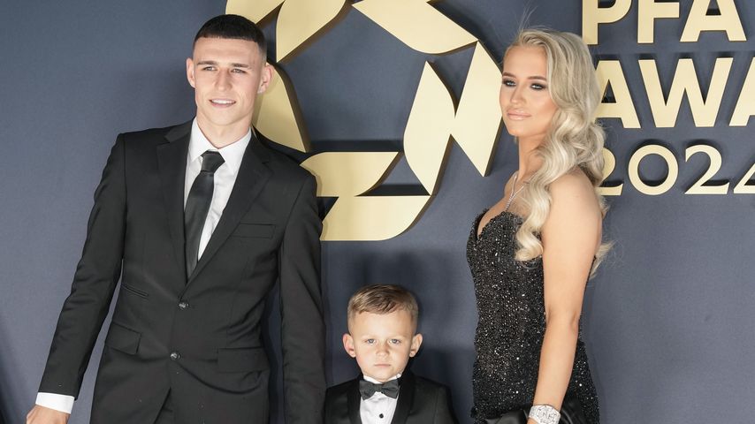 Phil Foden strahlt mit seiner Familie auf dem roten Teppich