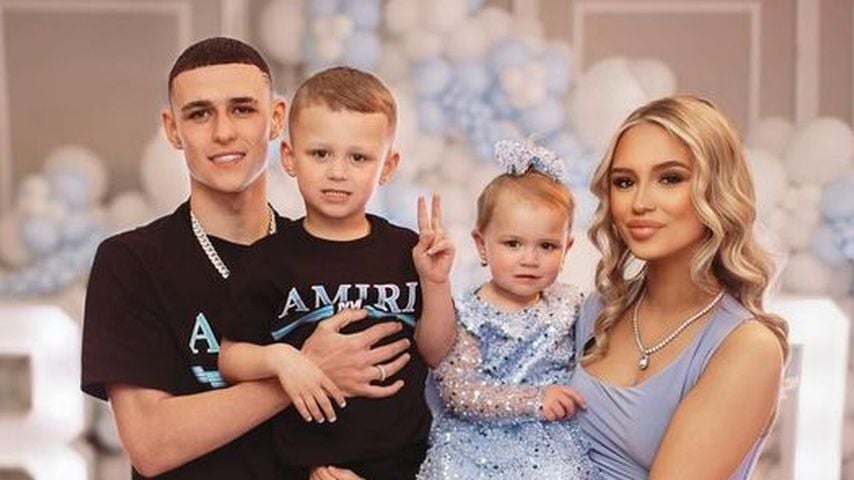 Phil Foden und Rebecca Cooke mit zwei ihrer drei Kinder