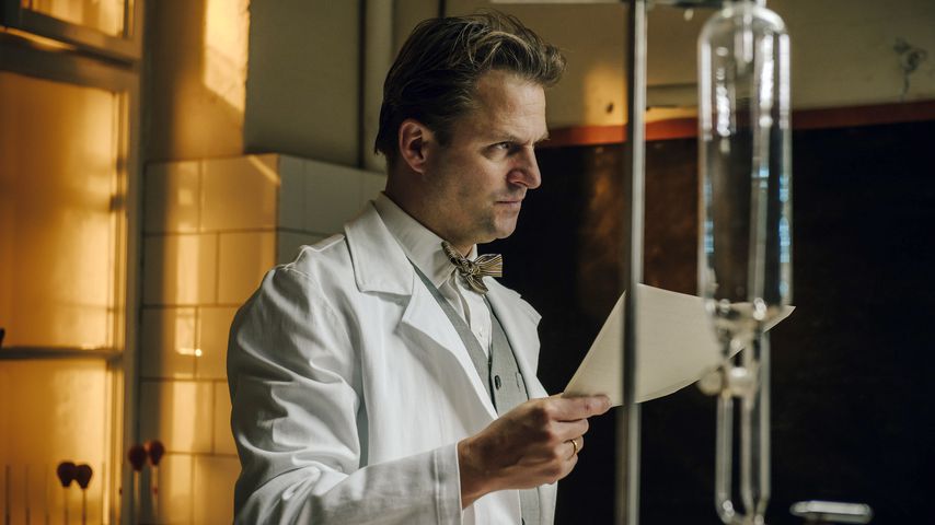 Philipp Hochmair als Prof. Dr. Prokop in "Charité"