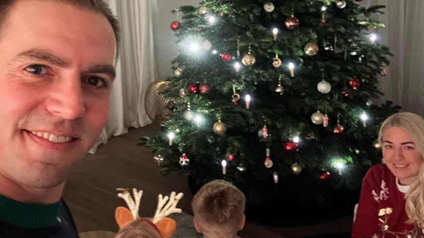 Philipp Lahm mit seiner Familie im Dezember 2023