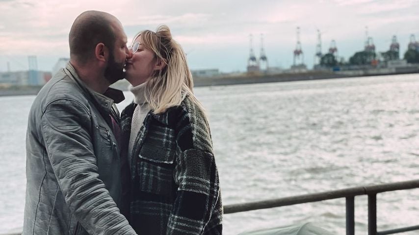 Philipp und Melissa mit ihrem Baby im Oktober 2021 in Hamburg