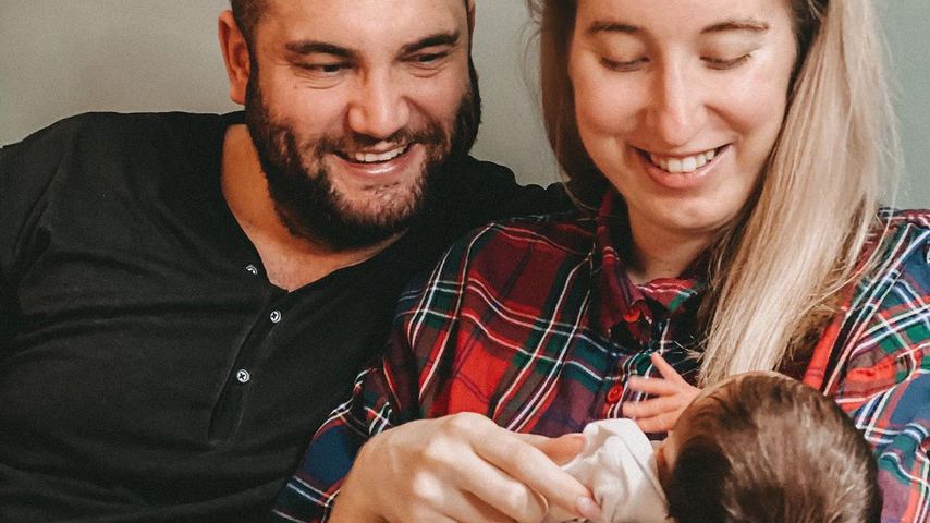 Philipp und Melissa mit ihrem Baby im Dezember 2020