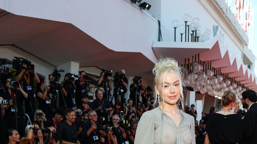 Phoebe Bridgers verewigt Freund Bo Burnham auf der Haut