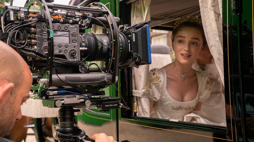 Phoebe Dynevor bei den Dreharbeiten zu "Bridgerton"