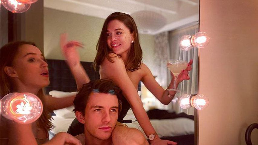 Phoebe Dynevor, Jonathan Bailey und Sabrina Barlett