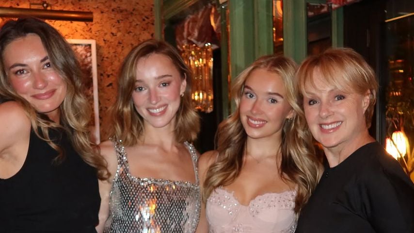 Phoebe Dynevor mit einer Freundin, ihrer Schwester und Mutter an ihrem JGA.